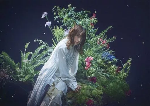 駿河屋 - 【買取】上田麗奈(座り/苔部分に手) 展示パネル 「『Nebula