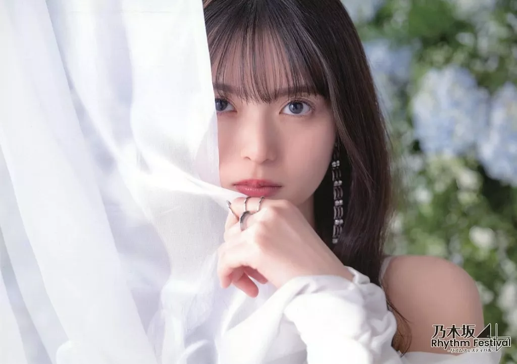 A4ミニ 齋藤飛鳥(ここにはないもの衣装/左手でカーテンをつまむ) 「乃木坂46リズムフェスティバル」 齋藤飛鳥卒業記念ミニ応募会