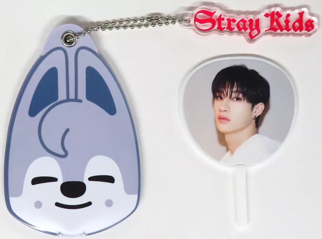 バンチャン ランダムミニうちわ(チャーム：レッド) Wolf Chan 「Stray Kids World Tour ＜ dominATE JAPAN ＞」