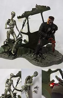 ターミネーター３の「T-X」と「T-850」の「エンド・バトル」 T-850 vs T-X (Bathroom Fight) | Terminator 3 [Open Matte 1.78:1