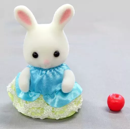 おもちゃ　1.しろウサギの赤ちゃんとリンゴ 「シルバニアファミリー 赤ちゃんコレクション -赤ちゃんおとぎ話シリーズ-」