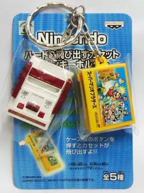 任天堂 ハード＆飛び出すカセット キーホルダー 4種セット Nintendo ハード&飛び出すカセット ツインキーホルダー ファミコン