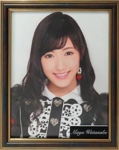 駿河屋 -<中古>渡辺麻友(AKB48) レプリカ歴代劇場壁写真 額付き 2015年