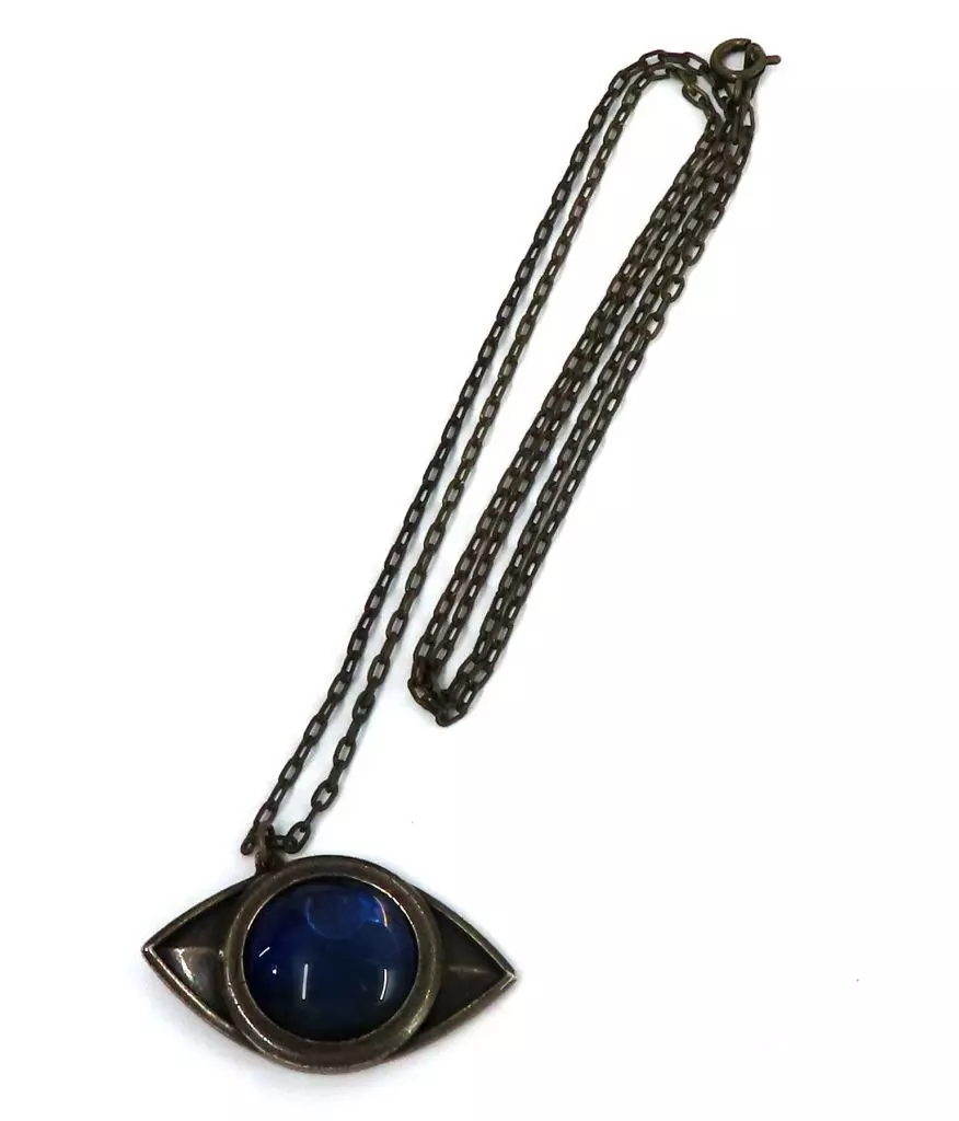 銀製品・指輪・アクセサリー(キャラクター)　ムジカがくれたペンダント -Amulet for Emma- 「約束のネバーランド原画展」