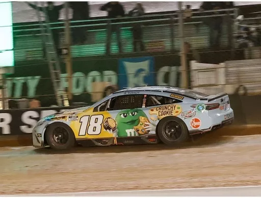 ミニカー　1/24 カイル・ブッシュ M＆M’S クランチ クッキー TOYOTA カムリ NASCAR 2022 フードシティ ダートレース ウィナー #18 「フードオープンシリーズ」 [W182223MMYKBE]