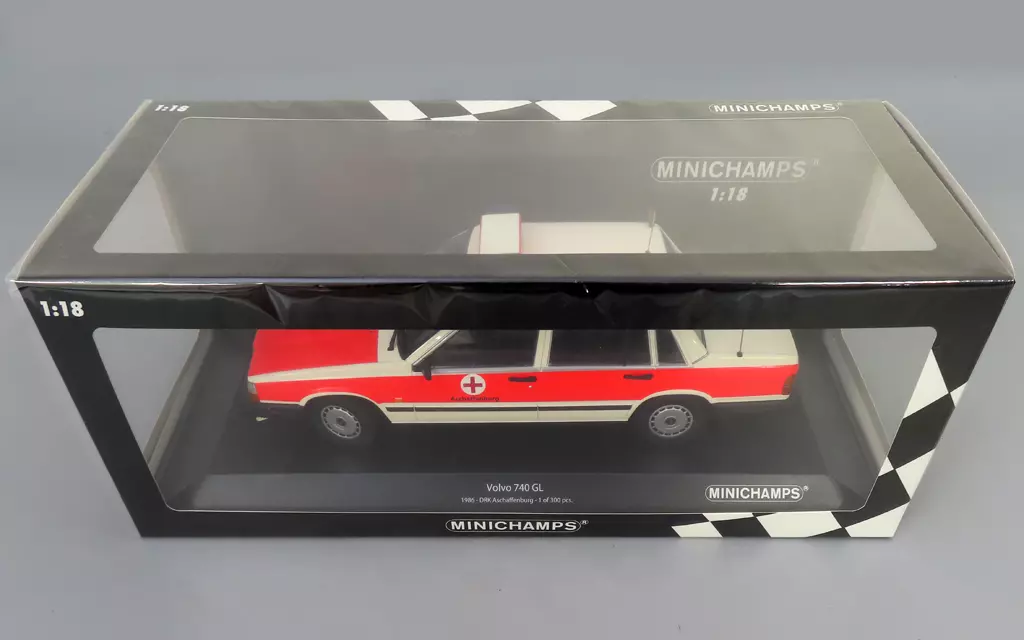 ミニカー　1/18 ボルボ 740 GL 1986 アシャッフェンブルク 救急車 「MINICHAMPS」 [155171790]