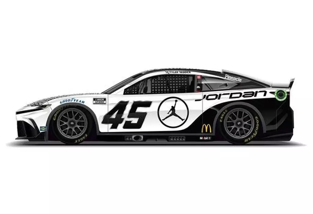 ミニカー　1/24 JORDAN BRAND WHITE 2024 トヨタ カムリ XSE タイラー・レディック #45 「NASCAR CUPシリーズ」 [LR306775]