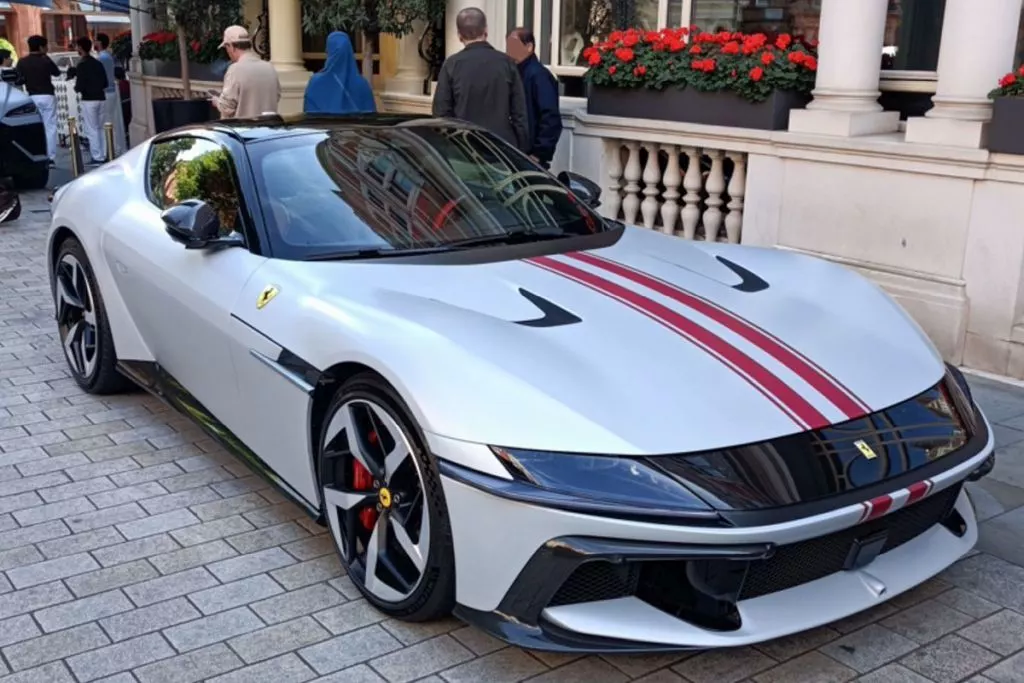 1/18 Ferrari 12Cilindri Coupe Bianco Onda Marina with Red stripe ケース付 [P18248MV]