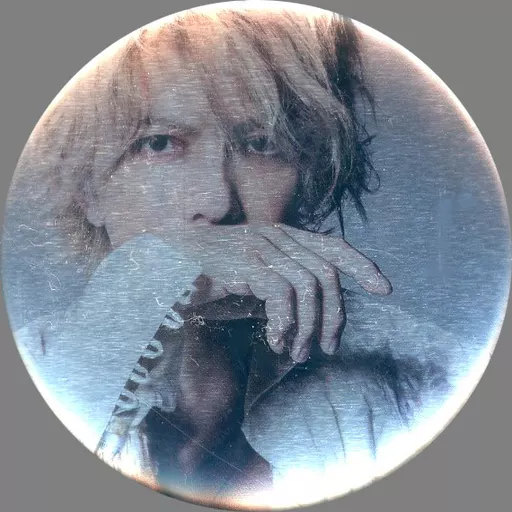 駿河屋 - 【買取】HYDE(右手口元) メタル缶バッジ 「HYDE LIVE 2023
