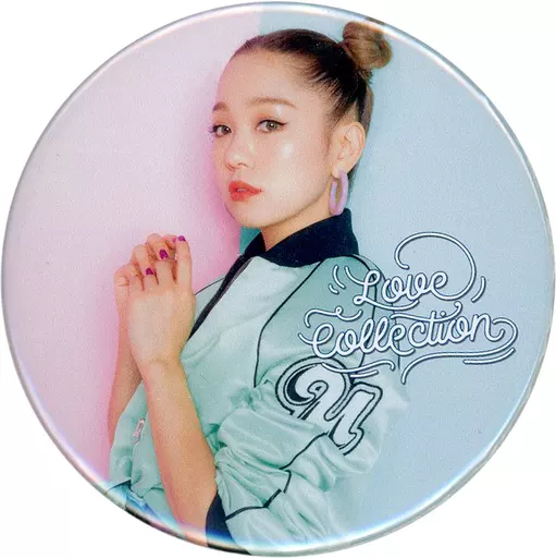 駿河屋 -<中古>西野カナ(青衣装/斜め向き) 缶バッジ 「Kana Nishino