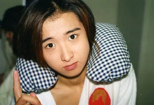 ジャニーズJr./大野智/横型・バストアップ・衣装白赤・右手指差し・首元クッション・枠無し/ジャニーズファミリークラブ生写真