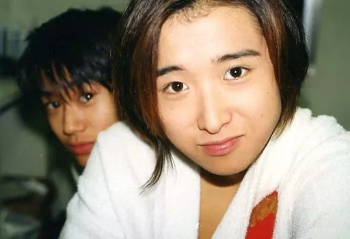 ジャニーズJr./大野智/横型・バストアップ・衣装白赤・目線正面・後ろに人・枠無し/ジャニーズファミリークラブ生写真