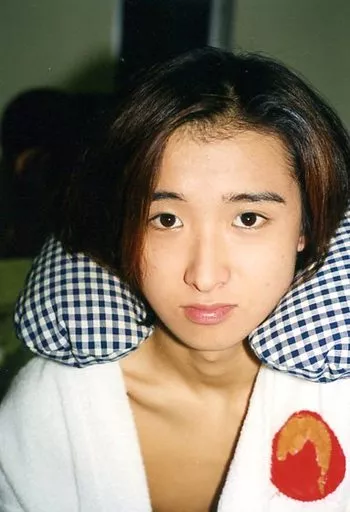 ジャニーズJr./大野智/バストアップ・衣装白赤・目線正面・首元クッション・枠無し/ジャニーズファミリークラブ生写真