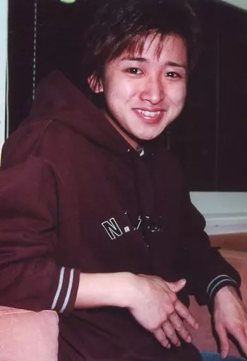 嵐/大野智/上半身・座り・衣装赤茶・体右向き・笑顔・枠無し/ジャニーズファミリークラブ生写真