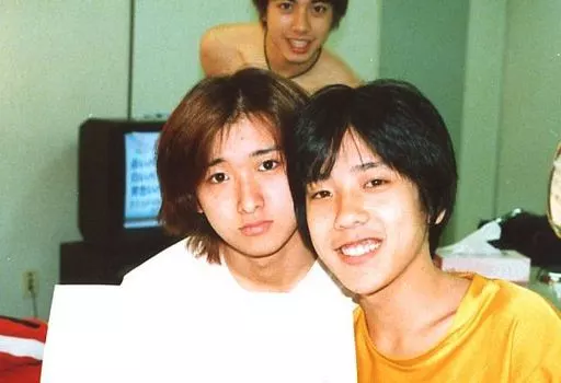 嵐/大野智・二宮和也/横型・バストアップ・衣装白黄・二宮笑顔・枠無し/ジャニーズファミリークラブ生写真