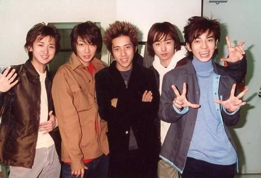 嵐/集合(5人)/横型・膝上・センター二宮腕組み・笑顔・枠無し/ジャニーズファミリークラブ生写真