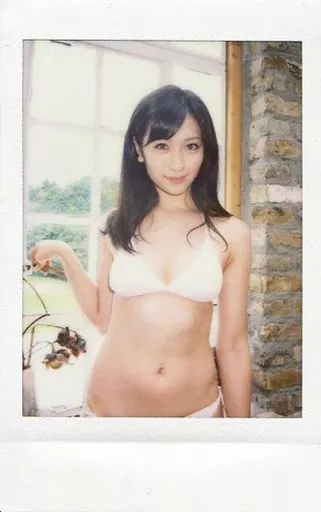 横山ルリカ　チェキ　お宝 駿河屋 -<中古>横山ルリカ/上半身・水着白・右手上げ/『ヒッツ