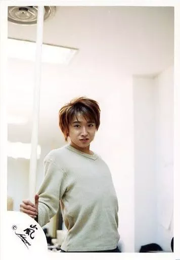 嵐/大野智/上半身・衣装ベージュ・右手棒・カメラ目線・室内/公式生写真