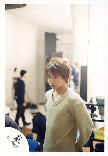 嵐/大野智/上半身・衣装ベージュ・左手後ろ・左向き・室内/公式生写真