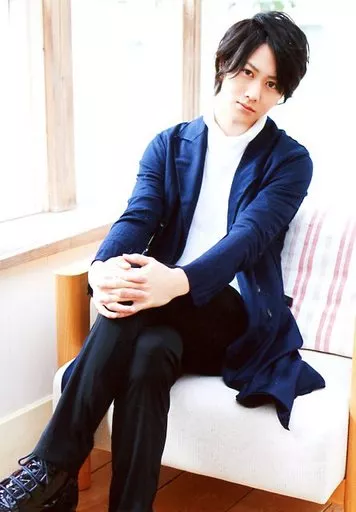 太田基裕(今泉俊輔)/全身・座り・衣装黒・両手組み・私服ショット/舞台『弱虫ペダル』～総北新世代、始動～ブロマイド