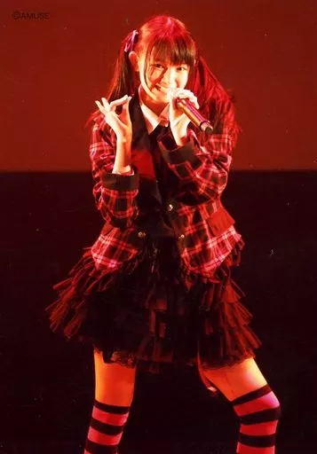 さくら学院(重音部 BABYMETAL)/中元すず香/ライブフォト・膝上・衣装黒・チェック柄・右手キツネサイン・左手マイク・ライト赤/「さくら学院 2011年度 NEW~Departure~ LIVE生写真」