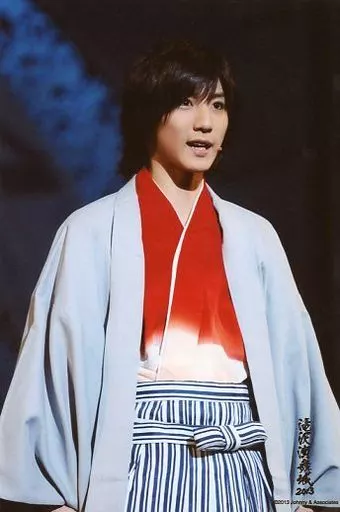 ジャニーズJr./京本大我/ライブフォト・上半身・衣装水色 赤・着物・体右向き・2Lサイズ/滝沢演舞城2013