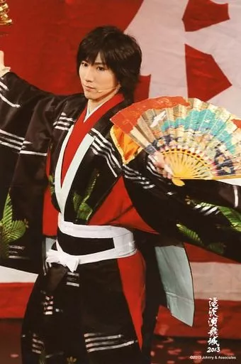 ジャニーズJr./京本大我/ライブフォト・膝上・衣装黒 赤・着物・扇子・両手広げ・体左向き・2Lサイズ/滝沢演舞城2013