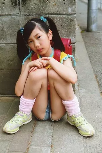 ジュニアアイドル こもも 駿河屋 -<中古>こもも/全身・座り・膝立て・衣装黄色・ランドセル・ポストカードサイズ/DVD・BD「コモモ モモ ミルク」生写真(女性生写真)