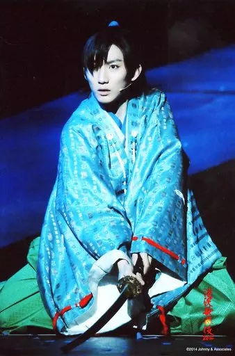 ジャニーズ/京本大我/ライブフォト・全身(足見切れ)・しゃがみ・着物水色緑・両手刀・目線左・2Lサイズ/滝沢歌舞伎 2014
