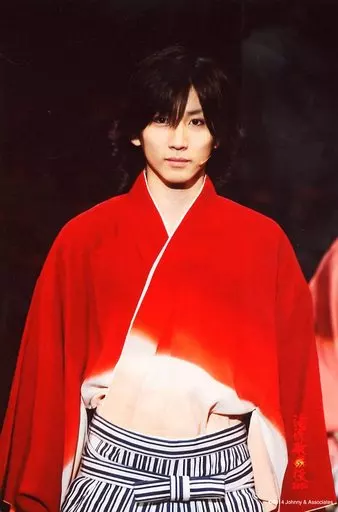 ジャニーズ/京本大我/ライブフォト・上半身・着物赤・袴縞模様・両手下・2Lサイズ/滝沢歌舞伎 2014