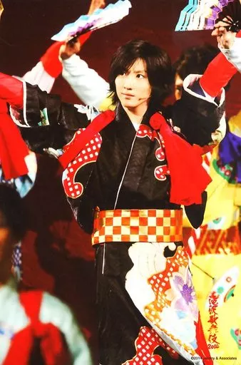 ジャニーズ/京本大我/ライブフォト・膝上・着物黒.赤.金・両手上・体正面・目線左・2Lサイズ/滝沢歌舞伎 2014