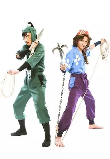 薫太(義丸)・白柏寿大(中在家長次)/全身・衣装緑.青.紫・両手武器・外向き・背景白・キャラクターショット/「ミュージカル 忍たま乱太郎 第7弾再演 水軍砦三つ巴の戦い!」ブロマイド第1弾