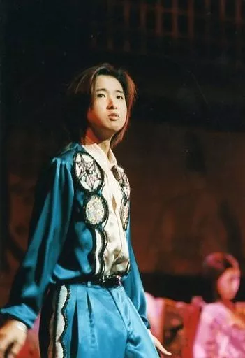 ジャニーズJr./大野智/膝上・衣装緑青白・金・体右向き・目線右上・枠無し/ジャニーズファミリークラブ生写真