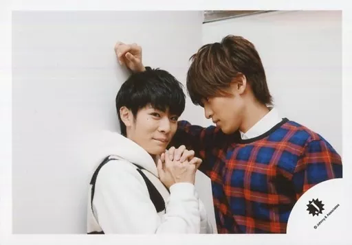 ジャニーズJr./目黒蓮・根岸葵海/横型・バストアップ・目黒衣装青.赤チェック柄.右手壁・根岸両手組み・背景白/公式生写真