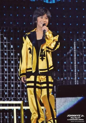 ジャニーズJr./森本慎太郎/ライブフォト・膝上・衣装黄.黒・左手マイク・目線右/JOHNNYS’Jr. Hey Say 07 in YOKOHAMA ARENA
