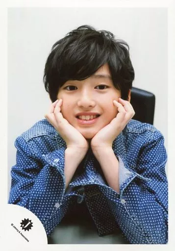 関西ジャニーズJr./道枝駿佑/バストアップ・衣装青・白・両手顔・肘付き・顔正面/16春「春休みスペシャルShow 2016」グッズ撮影オフショット/公式生写真