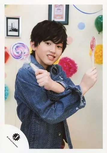 関西ジャニーズJr./道枝駿佑/上半身・衣装青・白・両手キャンディ・腕交差・体右向き/16春「春休みスペシャルShow 2016」グッズ撮影オフショット/公式生写真