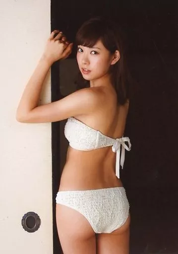 駿河屋 -<中古>渡辺美優紀/膝上・衣装水着・白・後ろ向き/雑誌