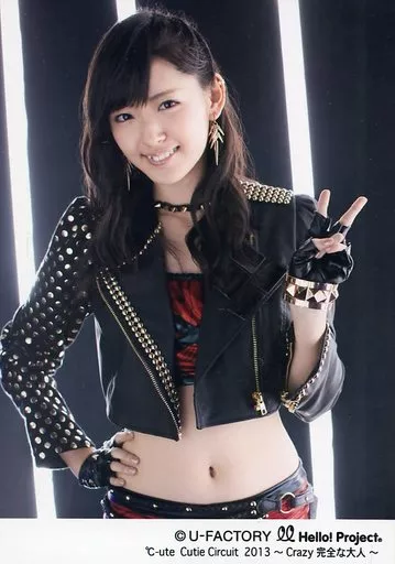 駿河屋 -<中古>°C-ute/鈴木愛理/上半身・衣装黒・銀・赤・右手腰・左手