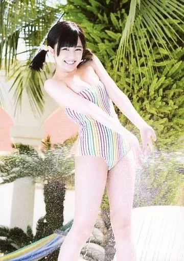 ジュニアアイドル 胸ポチ 駿河屋 -<中古>橋本皐月/膝上・衣装ストライプ・右向き・両手下・水/DVD「巨乳は正義。」特典生写真（女性生写真）
