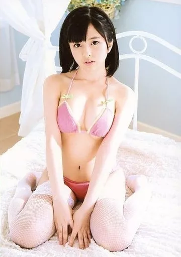 ジュニアアイドル 胸ポチ 駿河屋 -<中古>橋本皐月/全身・座り・衣装ピンク・両手ベッド/DVD「巨乳は正義。」特典生写真（女性生写真）