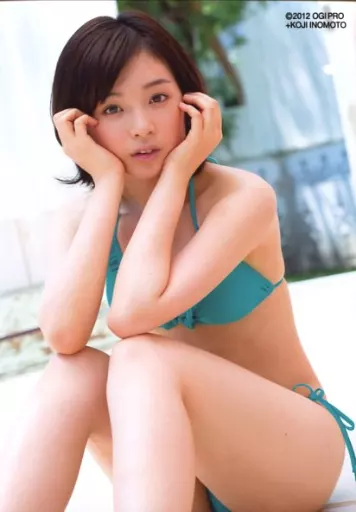 駿河屋 - 【買取】篠原愛実/膝上・座り・水着緑・両手頬・両肘両膝・体