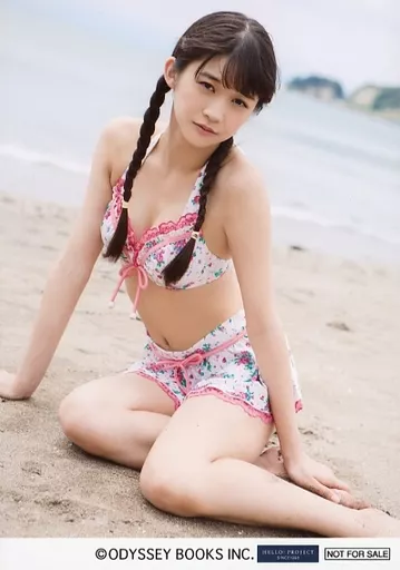 モーニング娘。’16/牧野真莉愛/全身・座り・水着白ピンク花柄・右手砂浜・左手足・体左向き・顔右向き・海/写真集「Maria」会場限定特典生写真