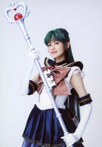 生写真(女性)/女優　石井美絵子(セーラープルート)/膝上・衣装白黒茶・両手ステッキ・体斜め左向き・キャラクターショット/ミュージカル『「美少女戦士セーラームーン」-Amour Eternal-』物販生写真