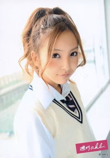 駿河屋 -<中古>板野友美/上半身・制服・衣装白・体右向き・窓