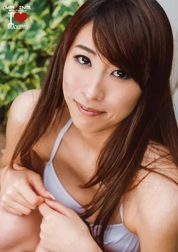 白瀬心乙/バストアップ・座り・水着白・口閉じ・左向き・植物・ロゴ「MAXING」・2Lサイズ/DVD「新人 白瀬心乙 ~キレイで優しいパイパン保母さんAVデビュー!~」特典生写真