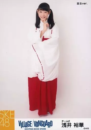駿河屋 -<中古>浅井裕華/全身・巫女ver./SKE48×ヴィレッジヴァンガード 