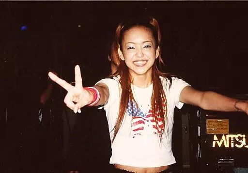 駿河屋 -<中古>安室奈美恵/横型・上半身・衣装白・右手ピース