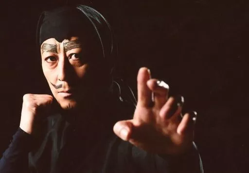 今井靖彦(山田伝蔵)/横型・バストアップ・右手グー・背景黒・キャラクターショット/先生セット/「ミュージカル 忍たま乱太郎 第8弾 がんばれ五年生!技あり、術あり、初忍務!!」ブロマイド第1弾
