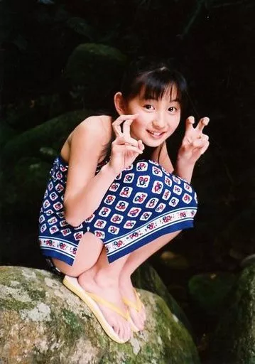 駿河屋 - 【買取】飯田里穂/全身・しゃがみ・衣装青・両手ピース/写真